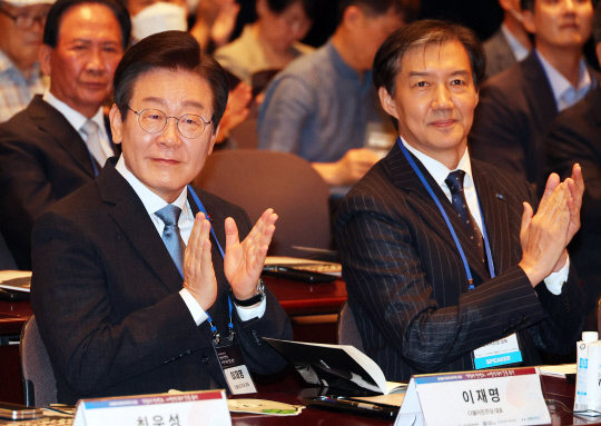 이재명 더불어민주당 대표와 조국 조국혁신당 대표가 지난 8월21일 오전 서울 중구 프레스센터에서 열린 김대중 탄생 100주년 포럼 '격랑의 한반도, 대한민국의 길을 묻다'에서 함께 박수치고 있다.<연합뉴스 사진>